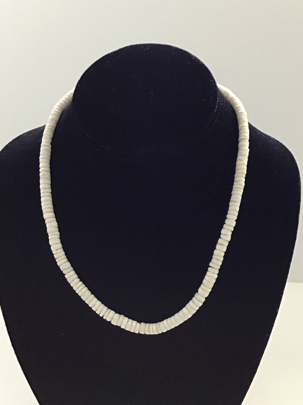 Vintage 1970’s Classic White Bead Shell Necklace - Chocker